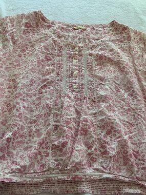 American eagle Pink Floral Pintuck Button Front Blouse size large.  SKU 3037